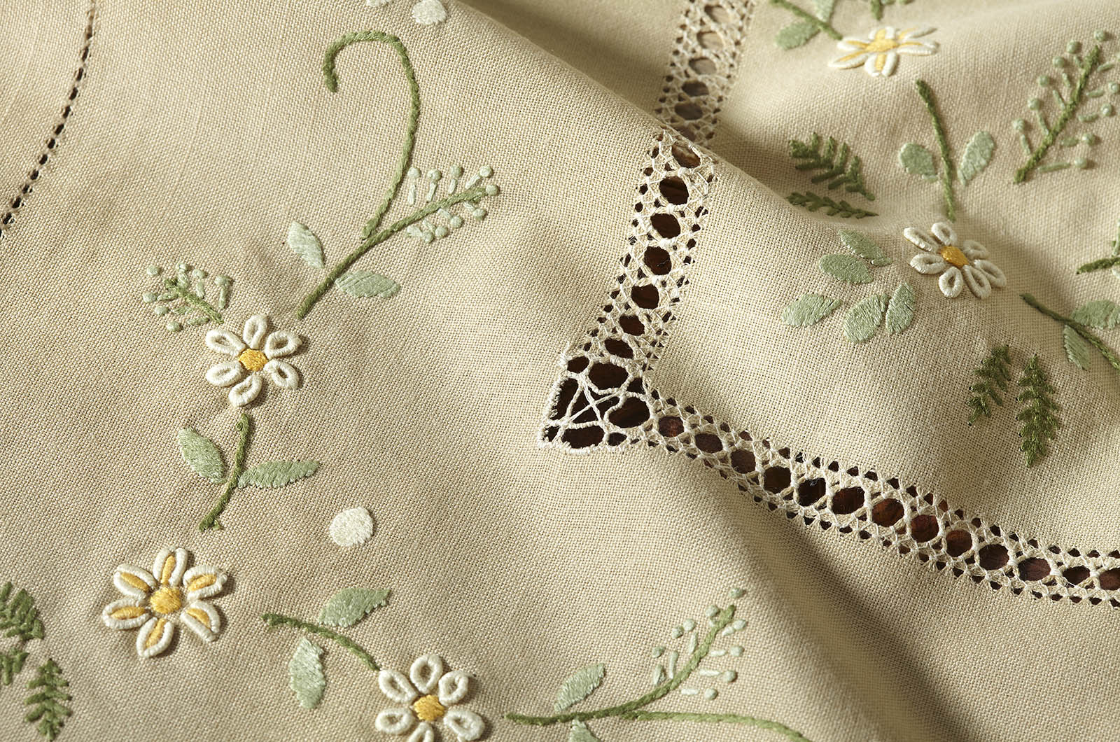 Σετ Τραπεζομάντηλο &amp; 8 Πετσέτες φαγητού Αιγαίον με Κέντημα 180X230 Chamomili