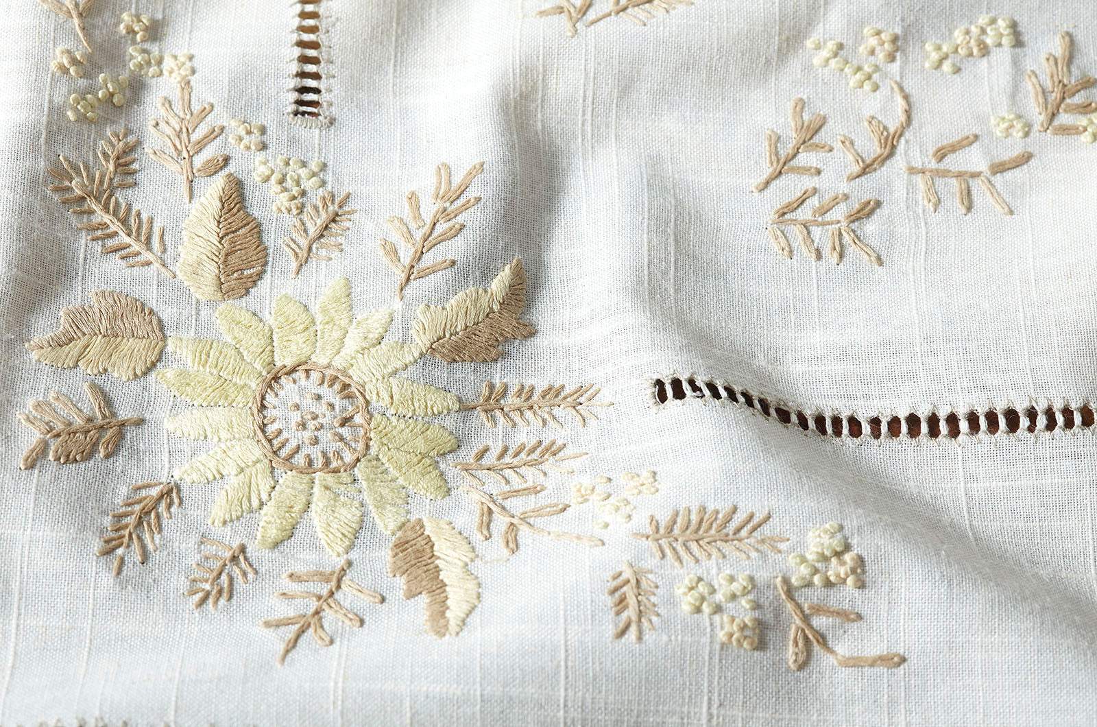 Σετ Τραπεζομάντηλο &amp; 8 Πετσέτες φαγητού Αιγαίον με Κέντημα 180X180 Chrysanthemum